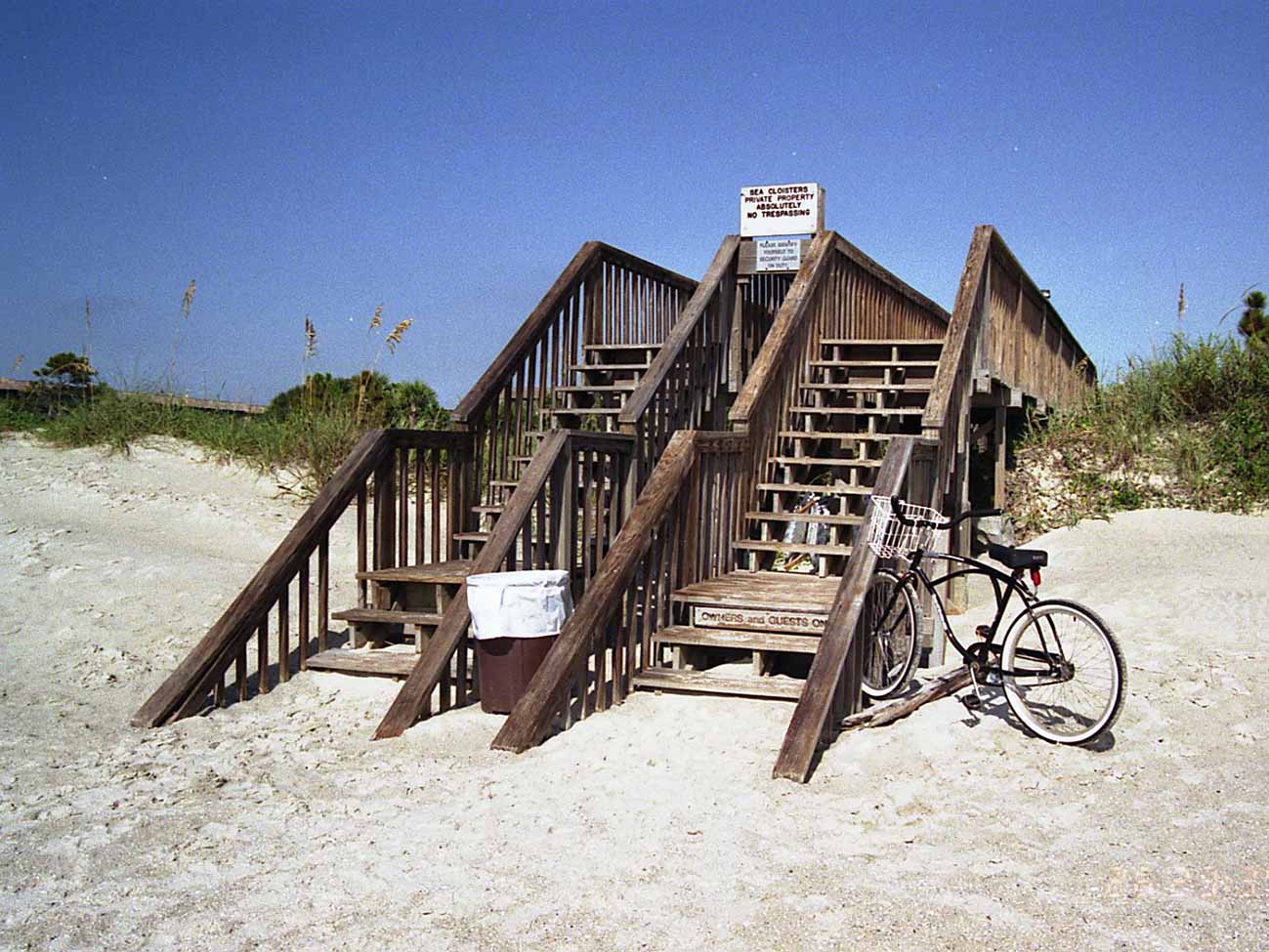砂浜の階段とウッドデッキ
