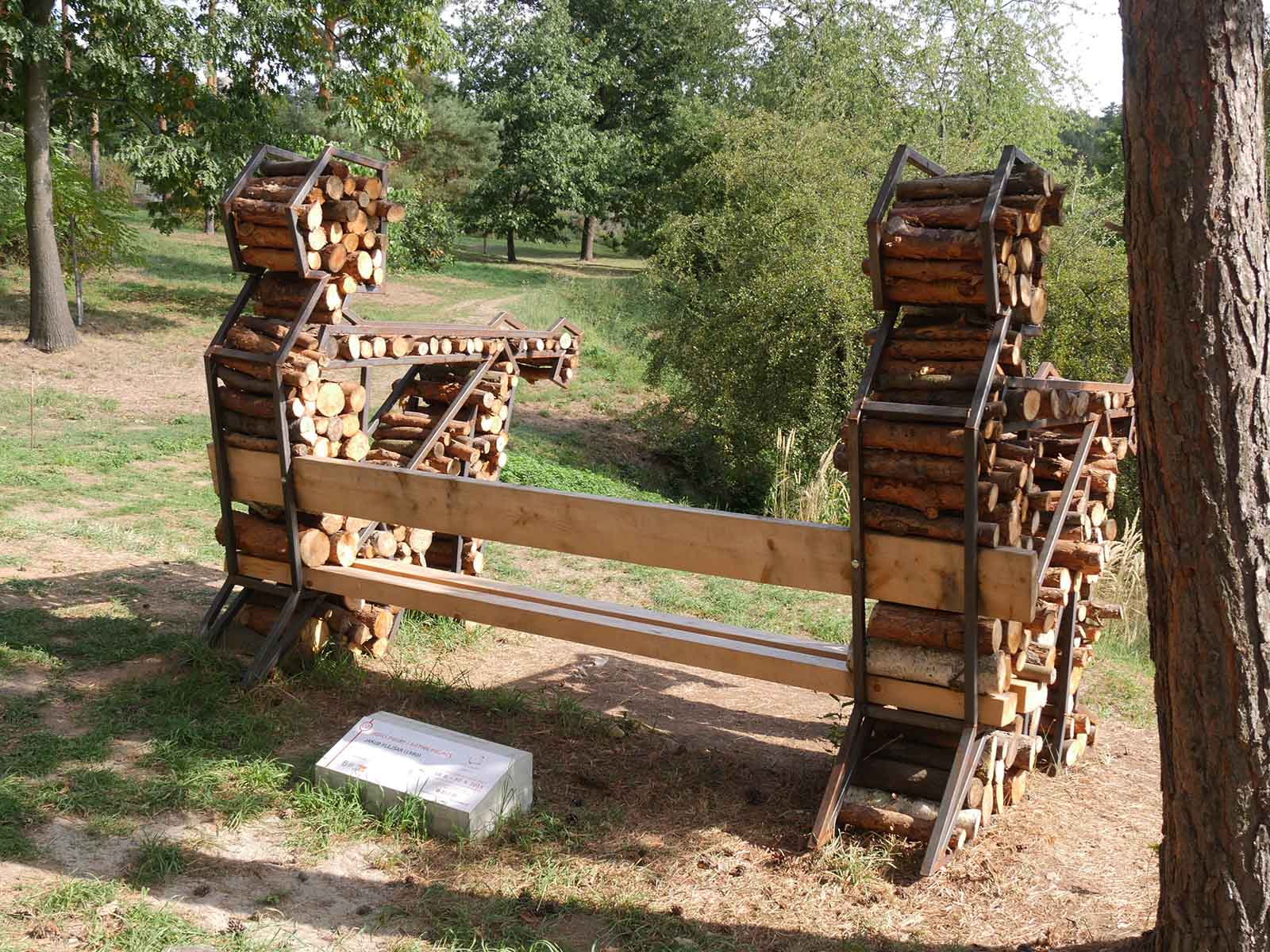 プラハ植物園のデザインベンチ