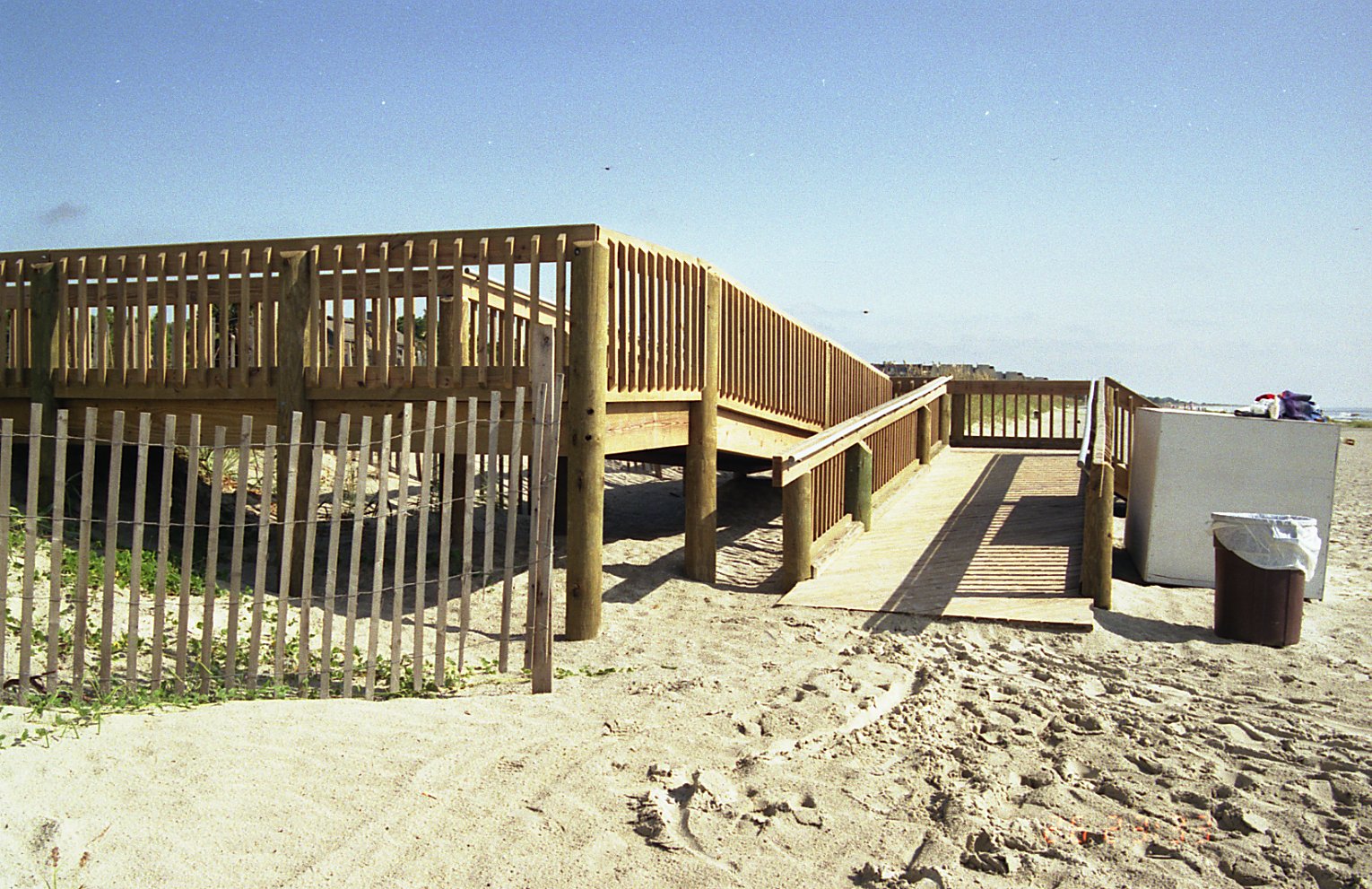 ^砂浜の階段とウッドデッキ