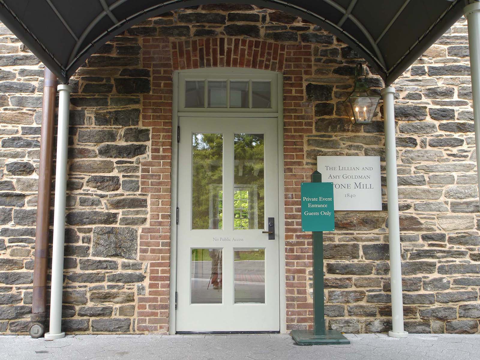 入口は木のドア　ニーヨーク　2012年