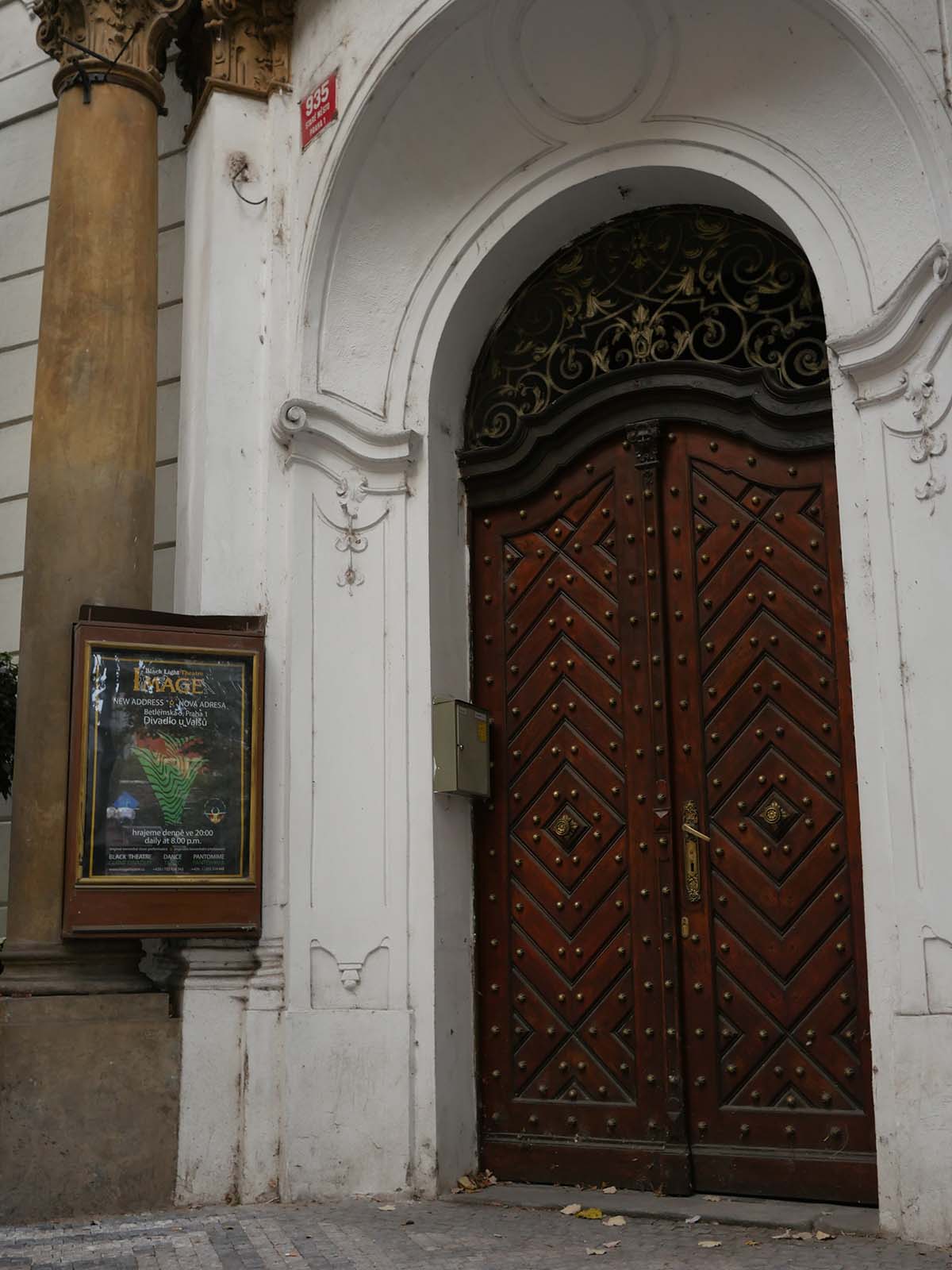 入口は木のドア・プラハ