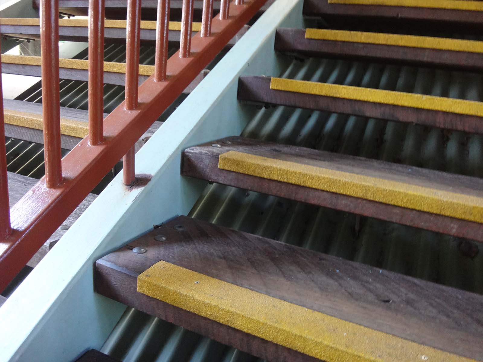階段、段板は木製