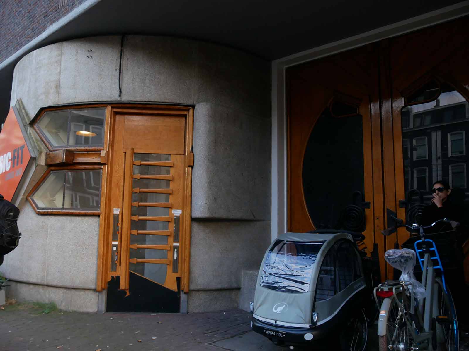 入口は木のドア　アムステルダム