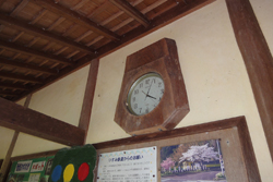 西畑駅　ムク板を利用した時計