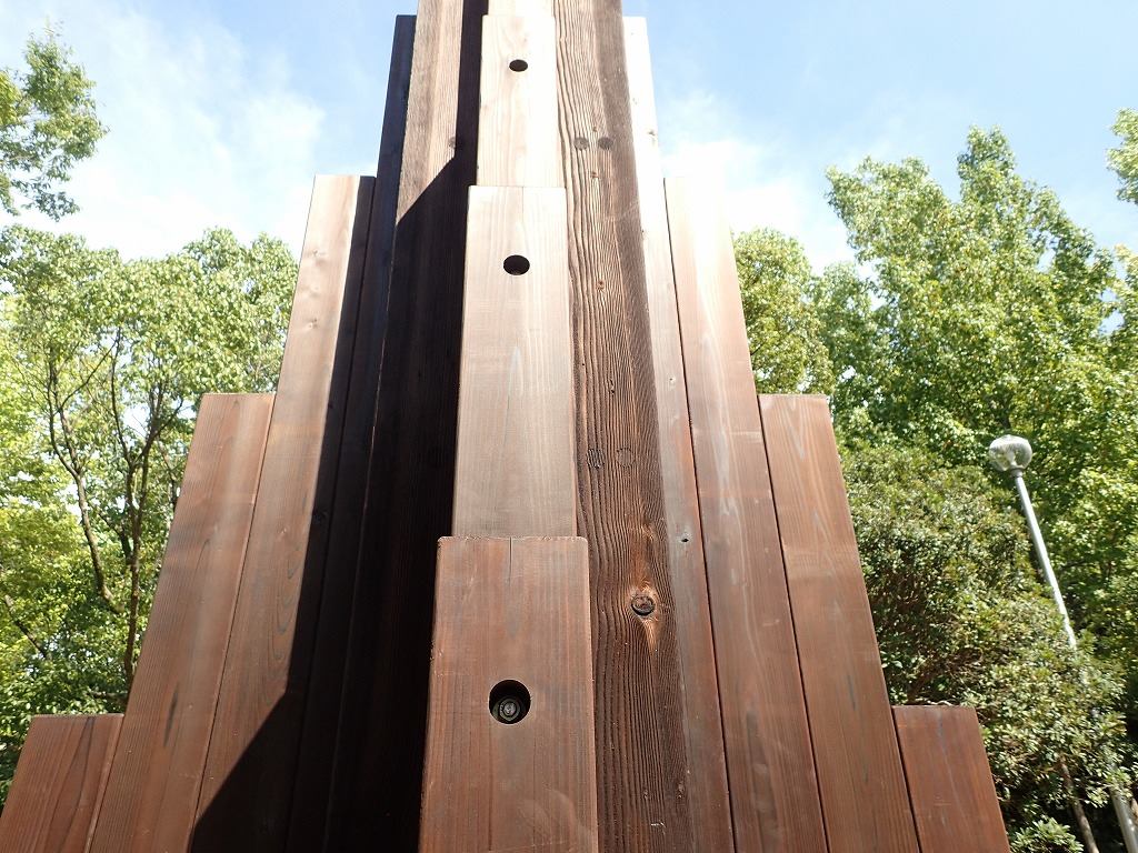 木材を支柱に添える-中川木材産業製