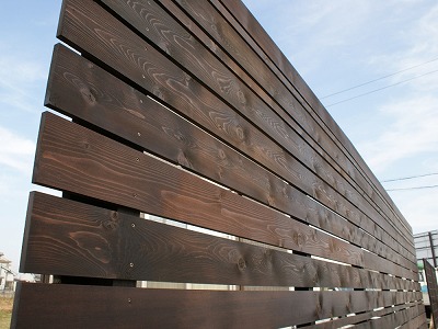 目隠しフェンスとかウォールフェンスなどと呼ばれる木製の境界フェンスの/中川木材産業