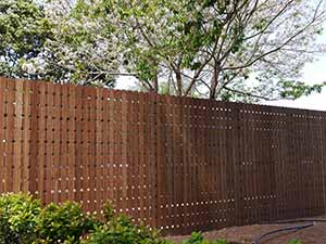 海外の木塀、フェンスの例　少し　隙間あり