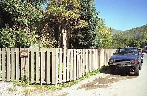 防腐処理された隙間かある木塀