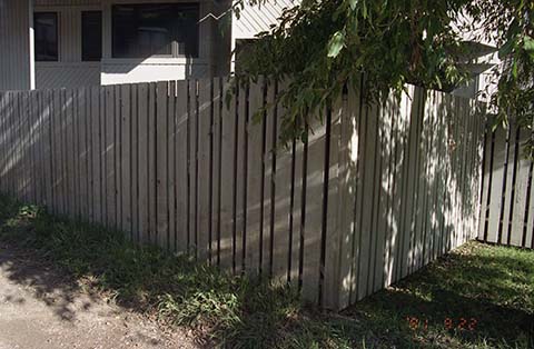 デザインした隙間かある木塀