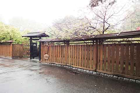 植物園の日本庭園の隙間かある木塀