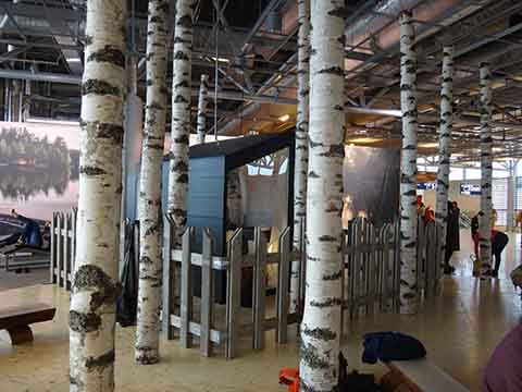 ヘルシンキ空港の低い木製フェンス