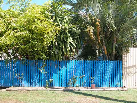 青ペンキが似合う隙間かある木塀
