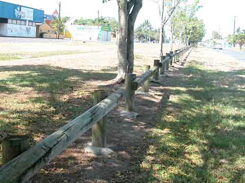 低い木製フェンス