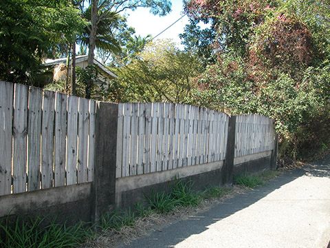 低い木製フェンス