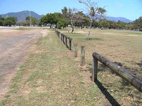 丸太フェンスの入り口と境界フェンス