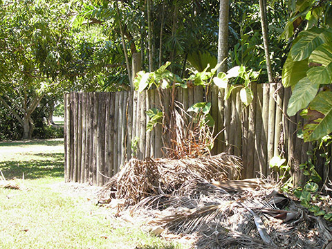 自然木利用の木塀