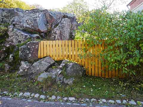 ヘルシンキ、黄色いペンキの隙間かある木塀