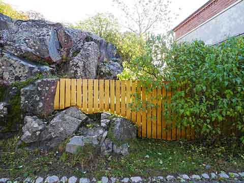 ヘルシンキ、岩の形に合わせた隙間かある木塀