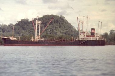 インドネシアでの木材船