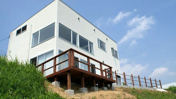 傾斜地の展望デッキ