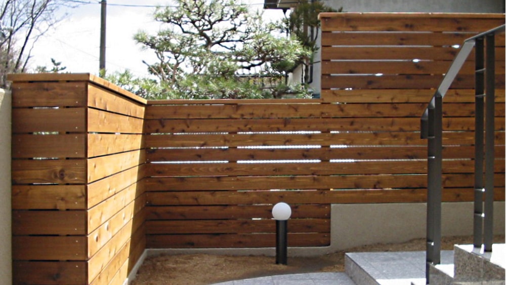 コンクリートの冷たさを緩和するウッドフェンス