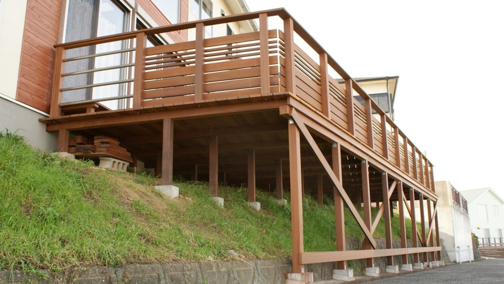 法面を最大限に有効活用したウリンデッキ