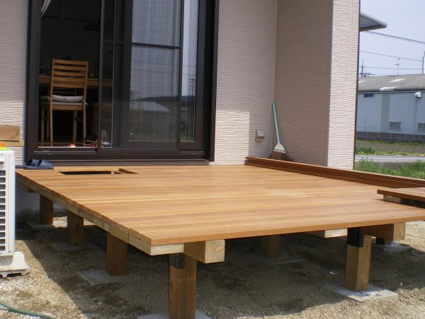 ウッドデッキの組み立て例