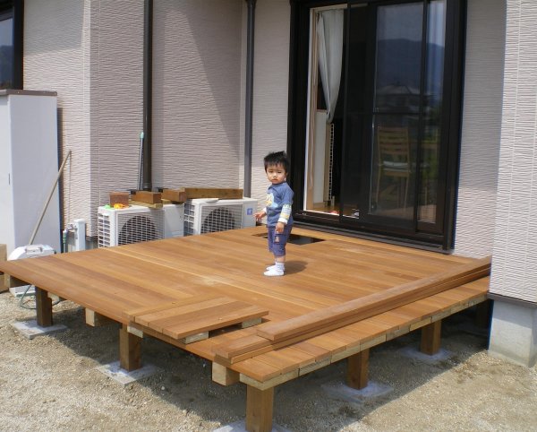 ウッドデッキの組み立て例