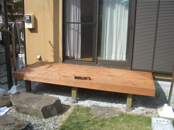 ウッドデッキの組み立て例